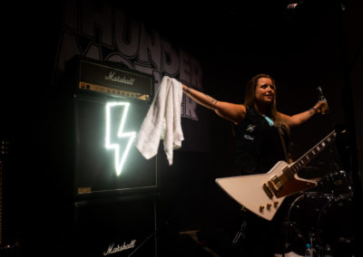 Filippa Nässil von Thundermother im Backstage Club, München, 2018.