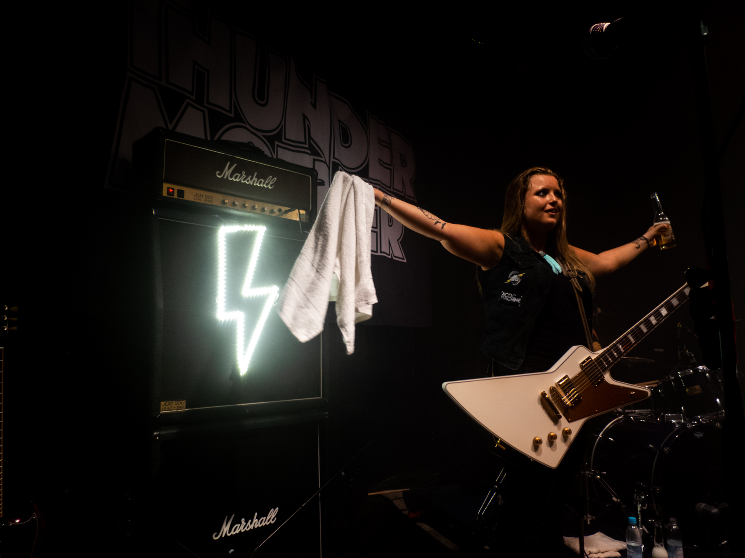 Filippa Nässil von Thundermother im Backstage Club, München, 2018.